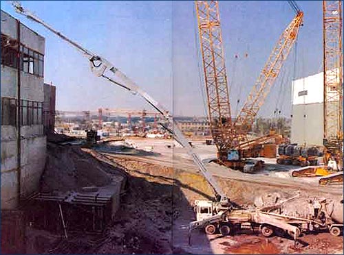 возводится Каскадная стена на Саркофага и бетононасос Бетононас при возведении каскадной стены Саркофага