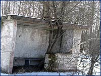 Забытая автобусная остановка Элемент брошенного населенного пункта
